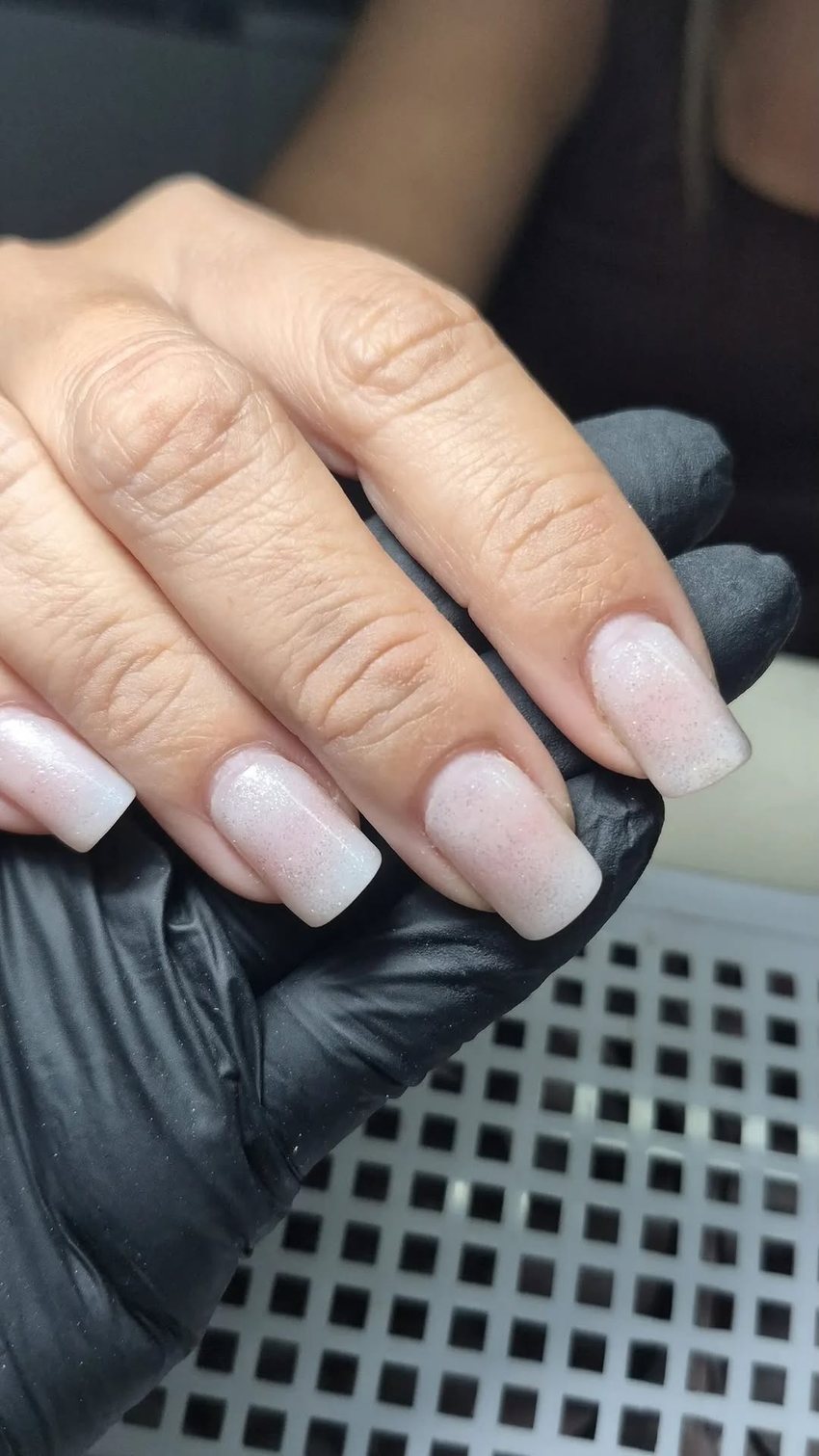 Resultado real de unhas claras com brilho delicado