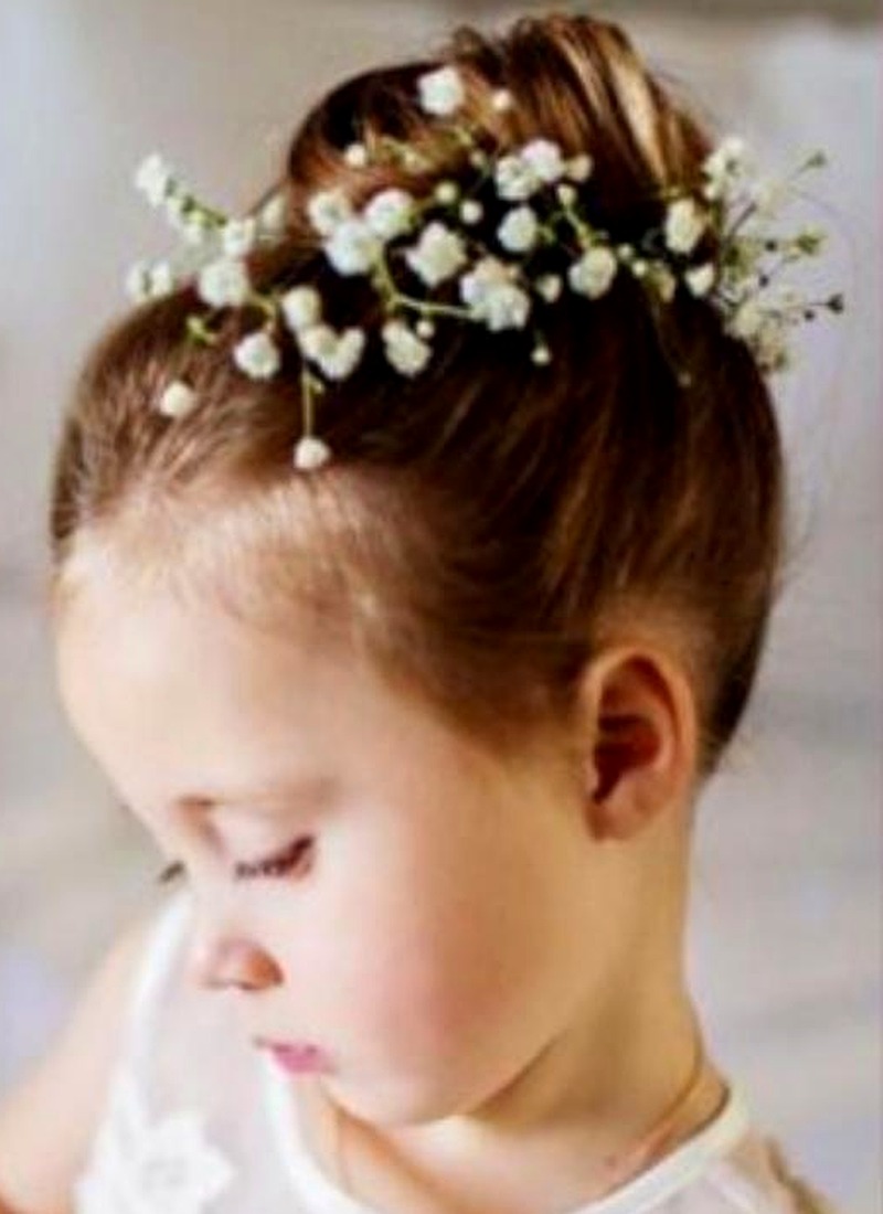 Menina com penteado infantil delicado — Menu Kids Embelezaar